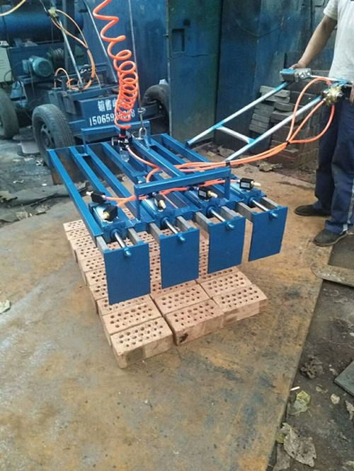 小型免燒磚碼垛機 提升水泥磚生產(chǎn)效率的智能化設(shè)備